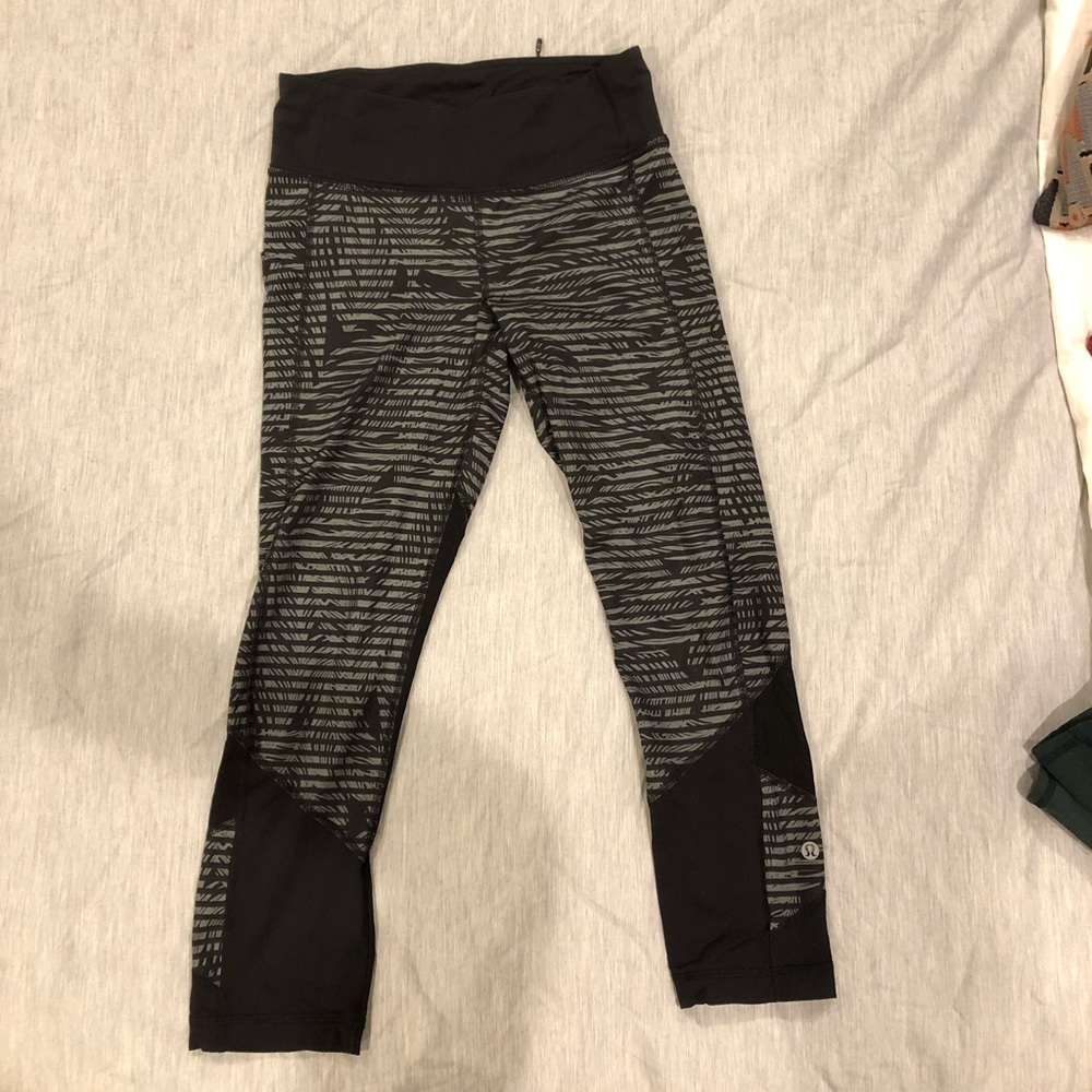 Lululemon sz 4 grey/black striped yoga pants